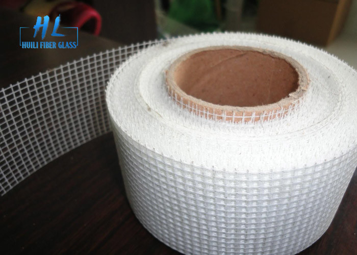 C الزجاج 60g - 65g / m2 شريط الشبكة الذاتية الملصقة من الألياف الزجاجية قوة المقاومة للقلي عينة حرة