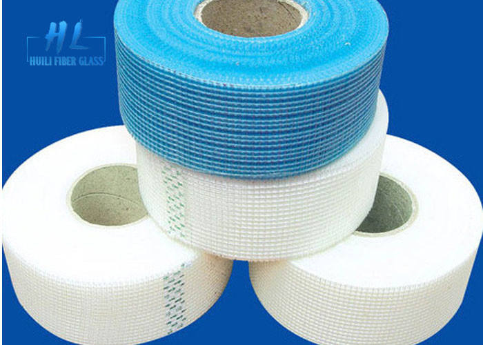 C الزجاج 60g - 65g / m2 شريط الشبكة الذاتية الملصقة من الألياف الزجاجية قوة المقاومة للقلي عينة حرة