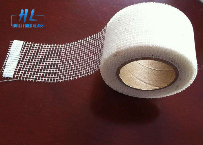 شريط الألياف الزجاجية ذاتية اللصق المقاوم للقلويات C - نوع غزل الزجاج عرض 50 مم